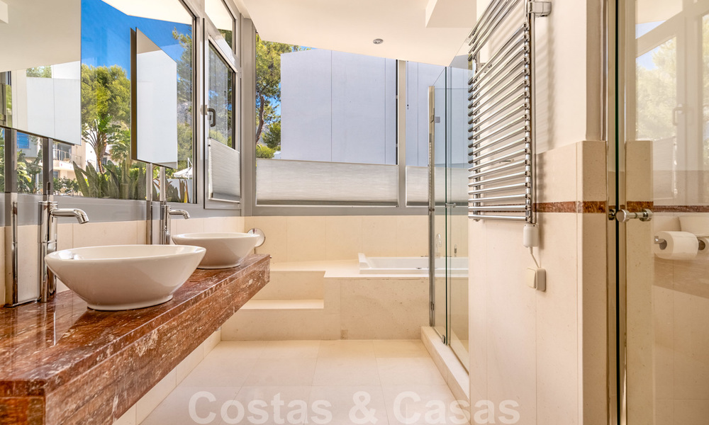 Moderne luxe hoekwoning met zeezicht te koop in het exclusieve Sierra Blanca, Marbella 27140