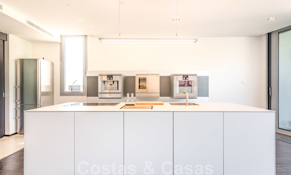 Moderne luxe hoekwoning met zeezicht te koop in het exclusieve Sierra Blanca, Marbella 27146