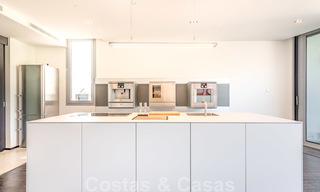 Moderne luxe hoekwoning met zeezicht te koop in het exclusieve Sierra Blanca, Marbella 27146 