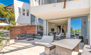 Moderne luxe hoekwoning met zeezicht te koop in het exclusieve Sierra Blanca, Marbella 27154 