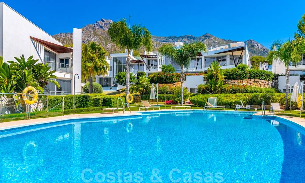 Moderne luxe hoekwoning met zeezicht te koop in het exclusieve Sierra Blanca, Marbella 27159