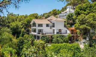 Gerenoveerde klassiek-mediterrane villa te koop met prachtig zeezicht in een groene wijk aansluitend op het centrum van Marbella 27162 