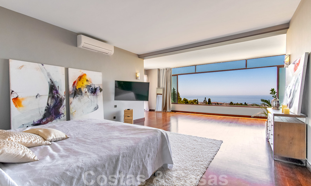 Gerenoveerde klassiek-mediterrane villa te koop met prachtig zeezicht in een groene wijk aansluitend op het centrum van Marbella 27166