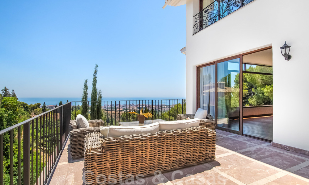 Gerenoveerde klassiek-mediterrane villa te koop met prachtig zeezicht in een groene wijk aansluitend op het centrum van Marbella 27167