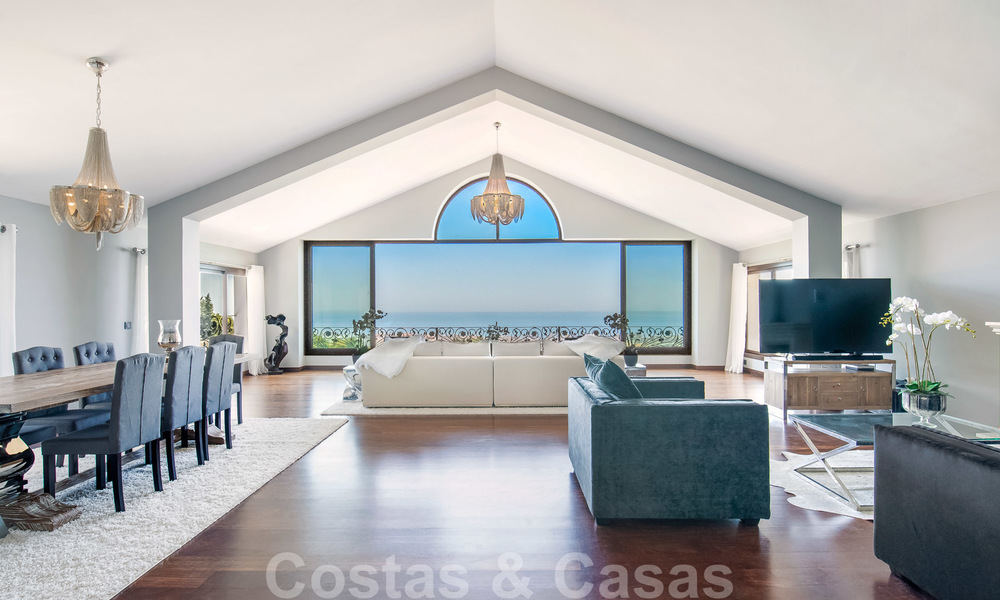 Gerenoveerde klassiek-mediterrane villa te koop met prachtig zeezicht in een groene wijk aansluitend op het centrum van Marbella 27174