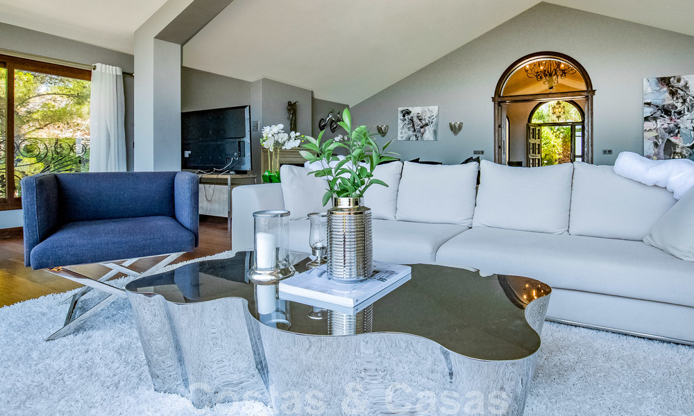 Gerenoveerde klassiek-mediterrane villa te koop met prachtig zeezicht in een groene wijk aansluitend op het centrum van Marbella 27177