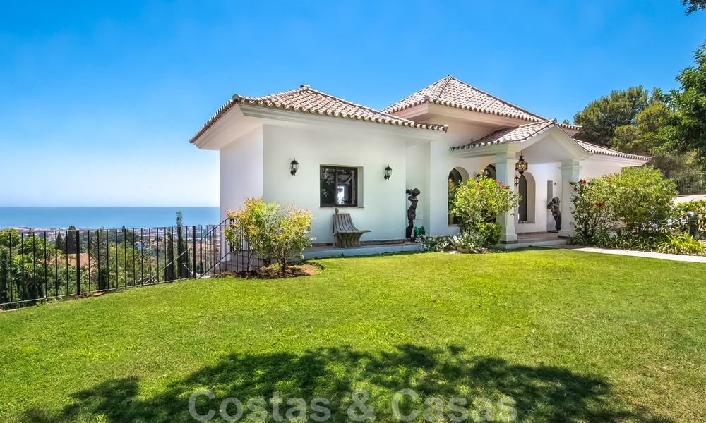 Gerenoveerde klassiek-mediterrane villa te koop met prachtig zeezicht in een groene wijk aansluitend op het centrum van Marbella 27178