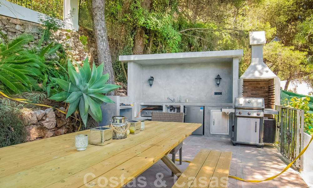 Gerenoveerde klassiek-mediterrane villa te koop met prachtig zeezicht in een groene wijk aansluitend op het centrum van Marbella 27179