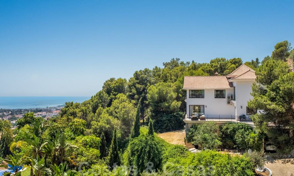 Gerenoveerde klassiek-mediterrane villa te koop met prachtig zeezicht in een groene wijk aansluitend op het centrum van Marbella 27181
