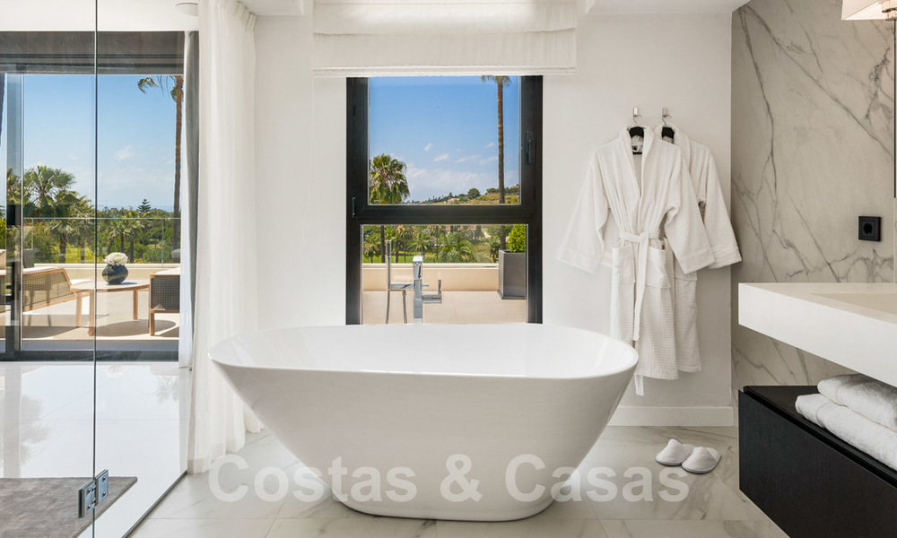 Spectaculaire moderne designer villa te koop, eerstelijns golf in Nueva Andalucia, Marbella 27224