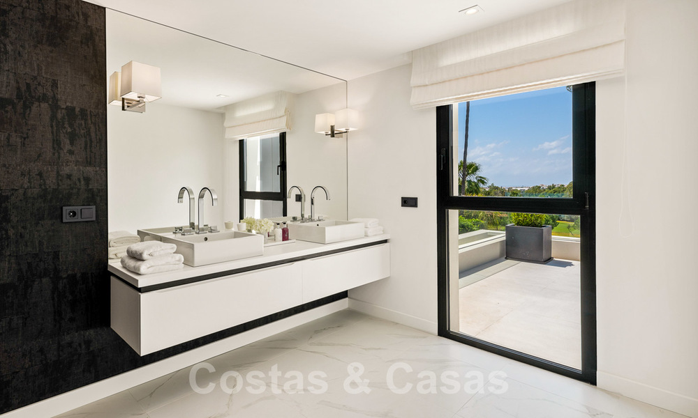 Spectaculaire moderne designer villa te koop, eerstelijns golf in Nueva Andalucia, Marbella 27245