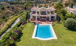 Traditioneel klassiek-mediterrane luxe villa te koop met prachtig zeezicht in een gated community op de Golden Mile, Marbella 27263 