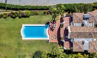 Traditioneel klassiek-mediterrane luxe villa te koop met prachtig zeezicht in een gated community op de Golden Mile, Marbella 27264 
