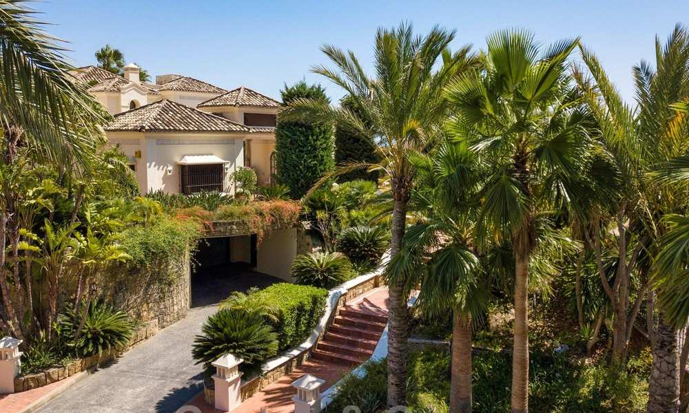 Traditioneel klassiek-mediterrane luxe villa te koop met prachtig zeezicht in een gated community op de Golden Mile, Marbella 27267