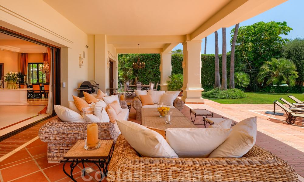 Traditioneel klassiek-mediterrane luxe villa te koop met prachtig zeezicht in een gated community op de Golden Mile, Marbella 27270