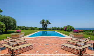 Traditioneel klassiek-mediterrane luxe villa te koop met prachtig zeezicht in een gated community op de Golden Mile, Marbella 27271 
