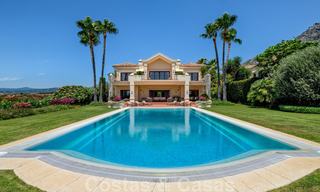 Traditioneel klassiek-mediterrane luxe villa te koop met prachtig zeezicht in een gated community op de Golden Mile, Marbella 27274 