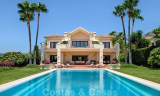 Traditioneel klassiek-mediterrane luxe villa te koop met prachtig zeezicht in een gated community op de Golden Mile, Marbella 27275 