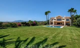 Traditioneel klassiek-mediterrane luxe villa te koop met prachtig zeezicht in een gated community op de Golden Mile, Marbella 27276 