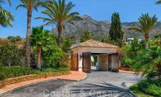 Traditioneel klassiek-mediterrane luxe villa te koop met prachtig zeezicht in een gated community op de Golden Mile, Marbella 27284 