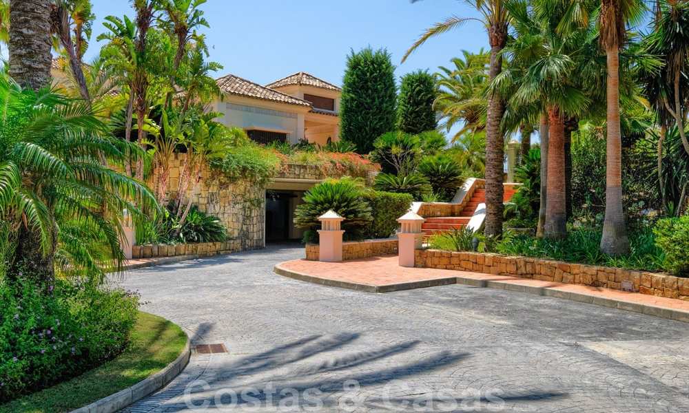 Traditioneel klassiek-mediterrane luxe villa te koop met prachtig zeezicht in een gated community op de Golden Mile, Marbella 27286