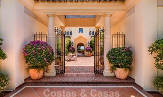 Traditioneel klassiek-mediterrane luxe villa te koop met prachtig zeezicht in een gated community op de Golden Mile, Marbella 27287 
