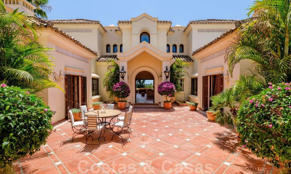 Traditioneel klassiek-mediterrane luxe villa te koop met prachtig zeezicht in een gated community op de Golden Mile, Marbella 27288