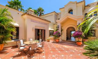 Traditioneel klassiek-mediterrane luxe villa te koop met prachtig zeezicht in een gated community op de Golden Mile, Marbella 27289 