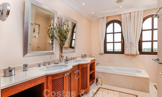 Traditioneel klassiek-mediterrane luxe villa te koop met prachtig zeezicht in een gated community op de Golden Mile, Marbella 27290 