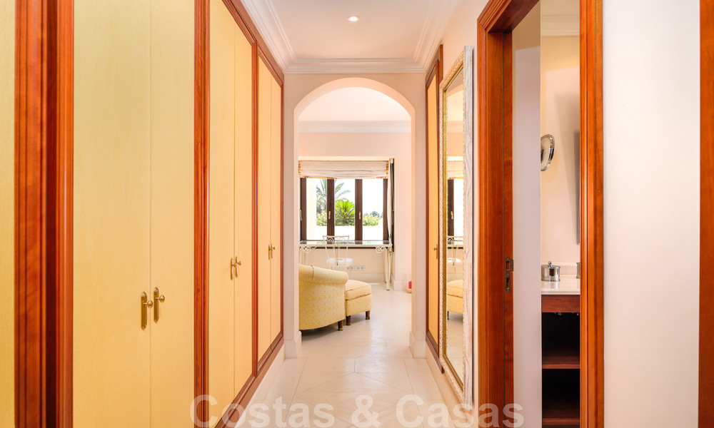 Traditioneel klassiek-mediterrane luxe villa te koop met prachtig zeezicht in een gated community op de Golden Mile, Marbella 27291