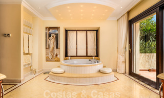 Traditioneel klassiek-mediterrane luxe villa te koop met prachtig zeezicht in een gated community op de Golden Mile, Marbella 27295 