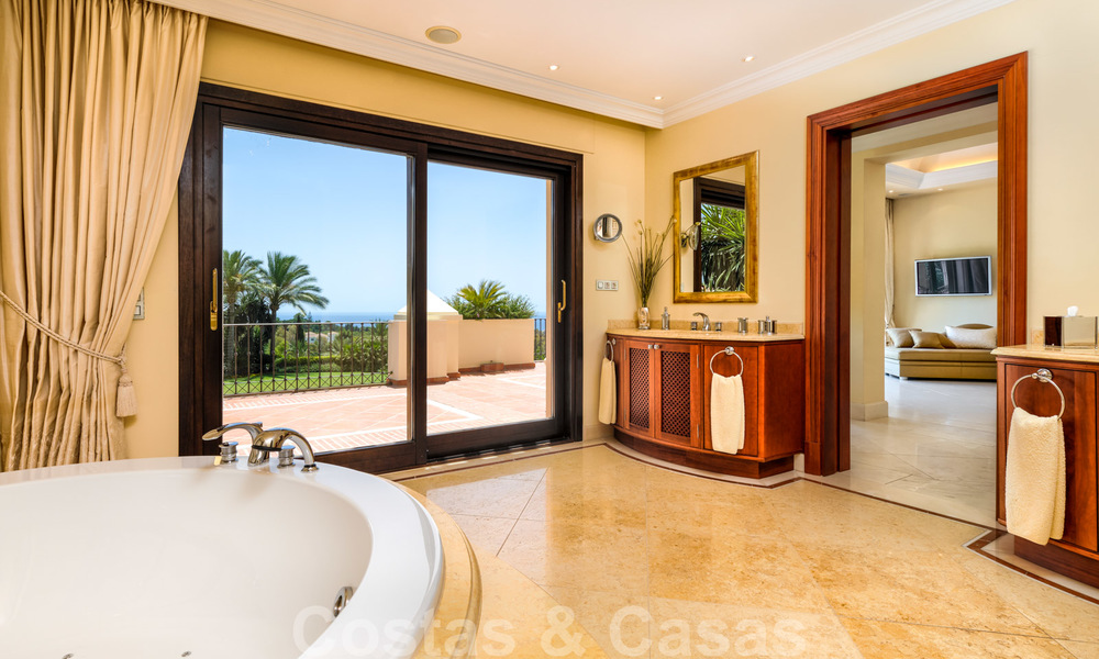 Traditioneel klassiek-mediterrane luxe villa te koop met prachtig zeezicht in een gated community op de Golden Mile, Marbella 27296