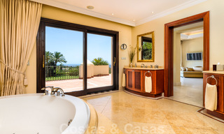 Traditioneel klassiek-mediterrane luxe villa te koop met prachtig zeezicht in een gated community op de Golden Mile, Marbella 27296 