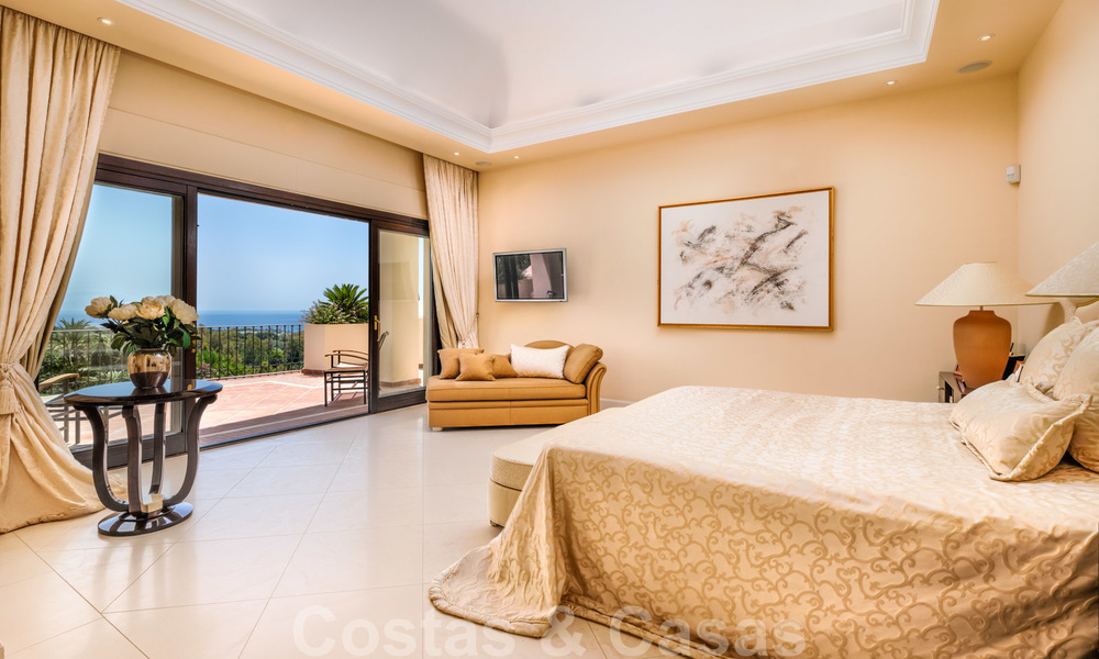 Traditioneel klassiek-mediterrane luxe villa te koop met prachtig zeezicht in een gated community op de Golden Mile, Marbella 27297