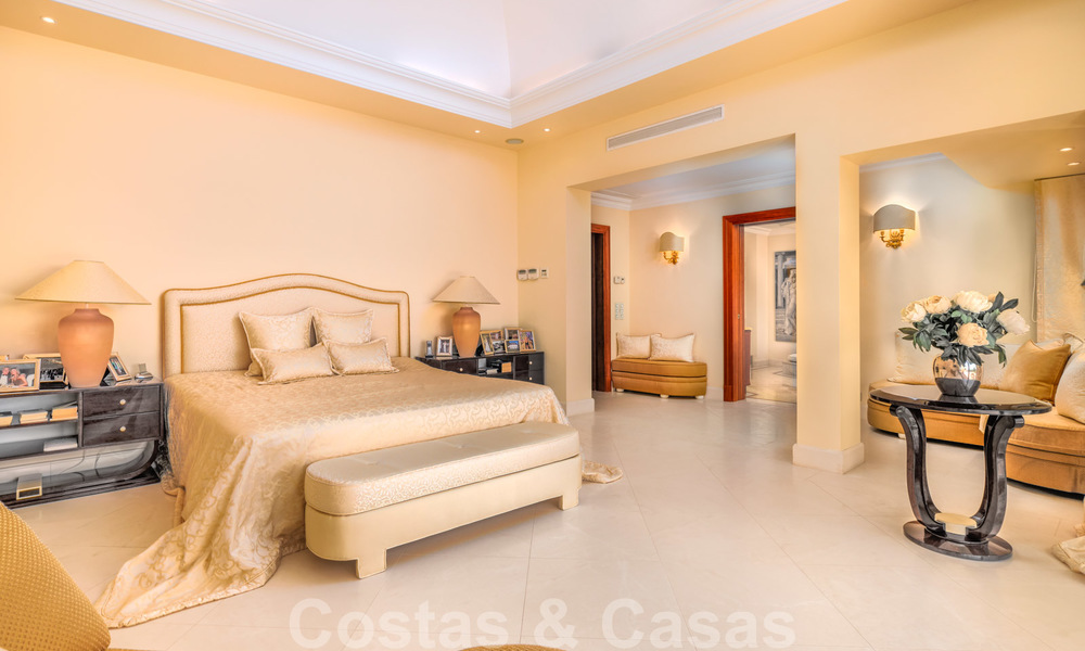 Traditioneel klassiek-mediterrane luxe villa te koop met prachtig zeezicht in een gated community op de Golden Mile, Marbella 27298
