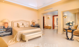 Traditioneel klassiek-mediterrane luxe villa te koop met prachtig zeezicht in een gated community op de Golden Mile, Marbella 27298 
