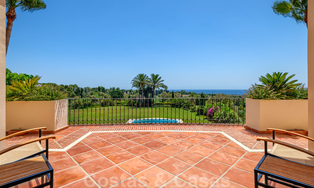 Traditioneel klassiek-mediterrane luxe villa te koop met prachtig zeezicht in een gated community op de Golden Mile, Marbella 27299