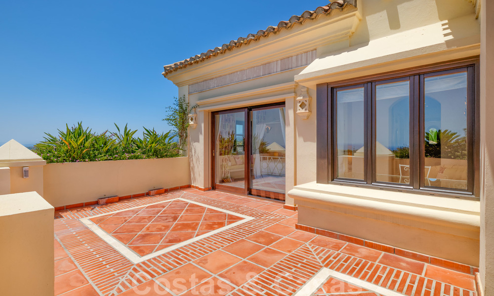 Traditioneel klassiek-mediterrane luxe villa te koop met prachtig zeezicht in een gated community op de Golden Mile, Marbella 27300