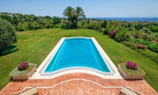 Traditioneel klassiek-mediterrane luxe villa te koop met prachtig zeezicht in een gated community op de Golden Mile, Marbella 27301 