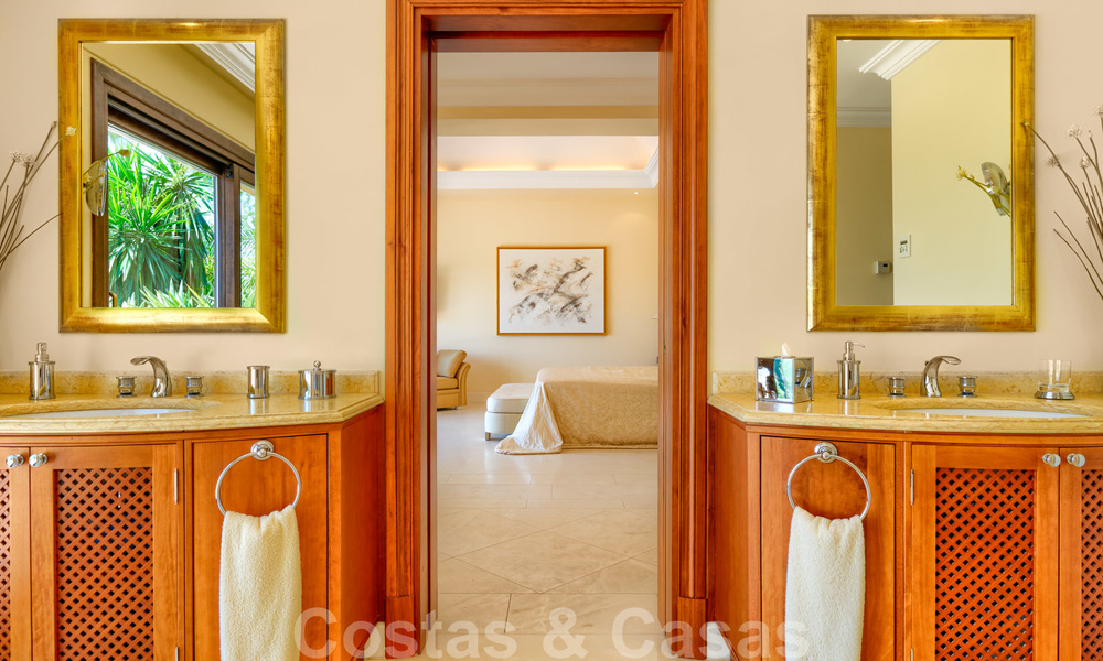 Traditioneel klassiek-mediterrane luxe villa te koop met prachtig zeezicht in een gated community op de Golden Mile, Marbella 27304