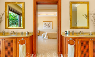 Traditioneel klassiek-mediterrane luxe villa te koop met prachtig zeezicht in een gated community op de Golden Mile, Marbella 27304 