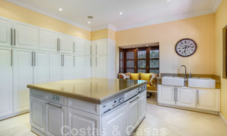 Traditioneel klassiek-mediterrane luxe villa te koop met prachtig zeezicht in een gated community op de Golden Mile, Marbella 27307 