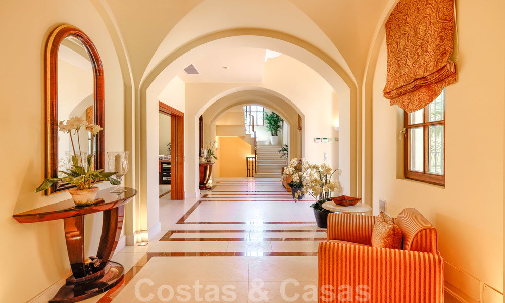 Traditioneel klassiek-mediterrane luxe villa te koop met prachtig zeezicht in een gated community op de Golden Mile, Marbella 27311