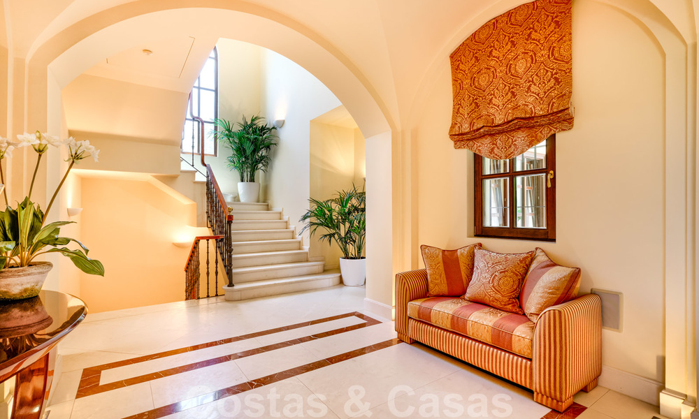 Traditioneel klassiek-mediterrane luxe villa te koop met prachtig zeezicht in een gated community op de Golden Mile, Marbella 27313