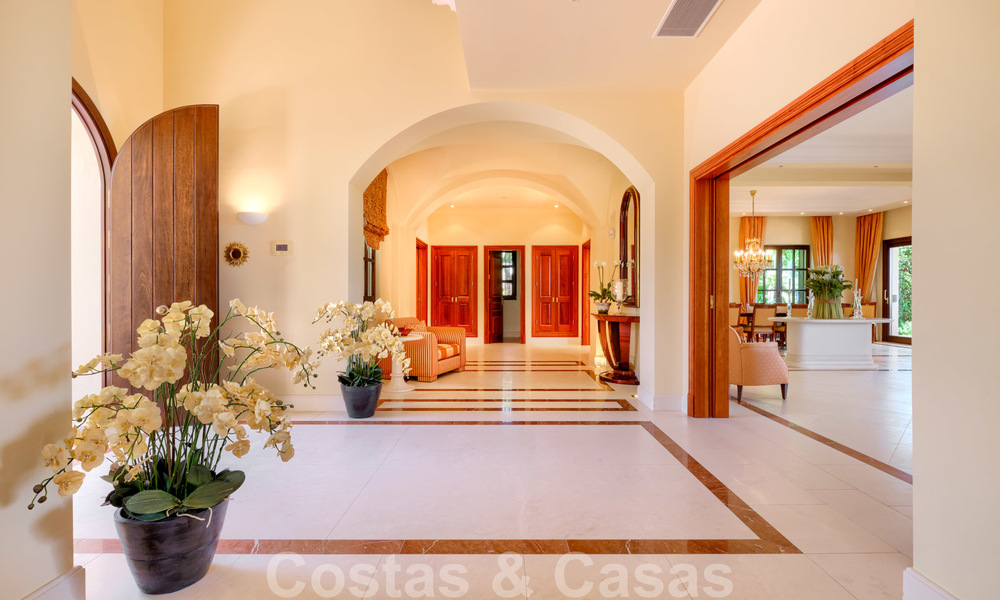 Traditioneel klassiek-mediterrane luxe villa te koop met prachtig zeezicht in een gated community op de Golden Mile, Marbella 27314