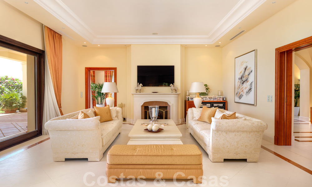Traditioneel klassiek-mediterrane luxe villa te koop met prachtig zeezicht in een gated community op de Golden Mile, Marbella 27315