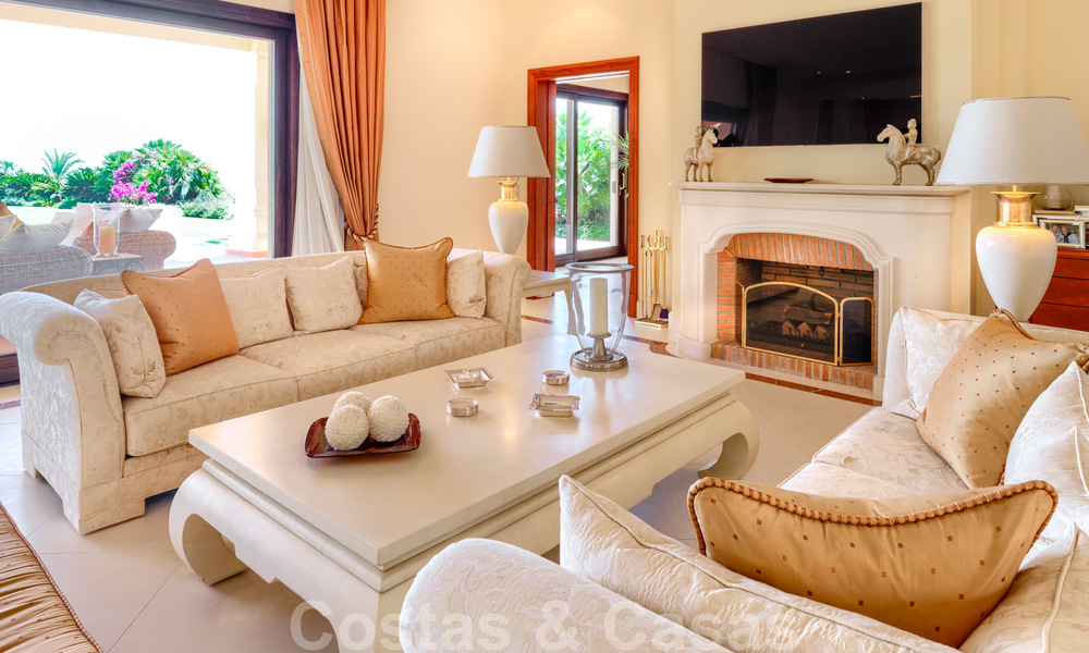 Traditioneel klassiek-mediterrane luxe villa te koop met prachtig zeezicht in een gated community op de Golden Mile, Marbella 27316
