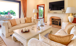Traditioneel klassiek-mediterrane luxe villa te koop met prachtig zeezicht in een gated community op de Golden Mile, Marbella 27316 