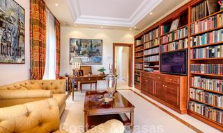 Traditioneel klassiek-mediterrane luxe villa te koop met prachtig zeezicht in een gated community op de Golden Mile, Marbella 27320 