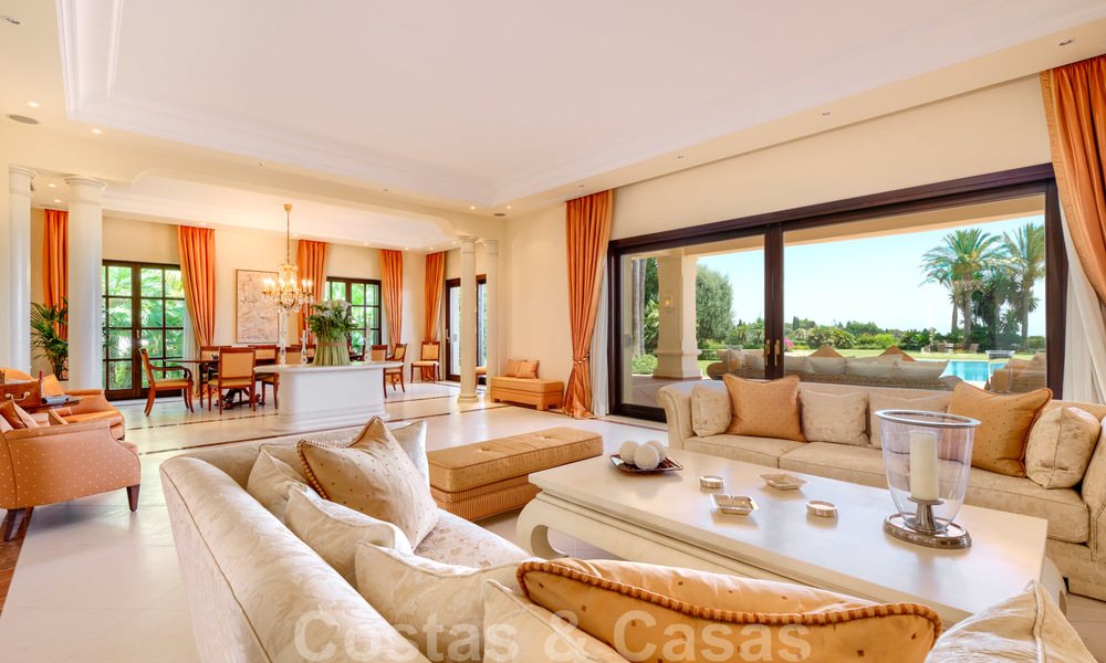 Traditioneel klassiek-mediterrane luxe villa te koop met prachtig zeezicht in een gated community op de Golden Mile, Marbella 27321